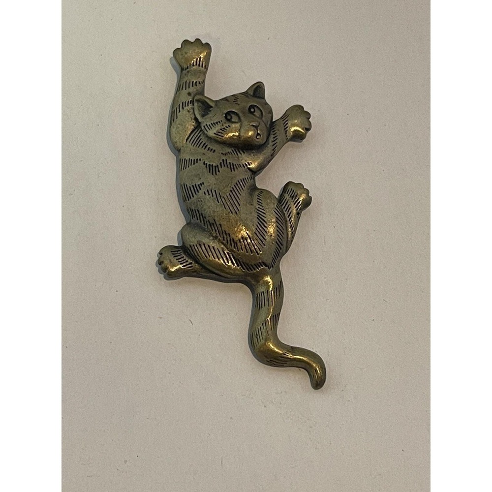 1988 Scared Cat Brooch JJ JONETTE Pin Climbing Cat Kitten Brass Tone Halloween